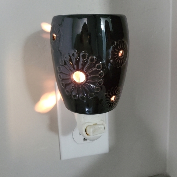 SCENTSY MINI PLUG IN WARMER BLACK SHASTA DAISY RETIRED - Picture 2 of 13